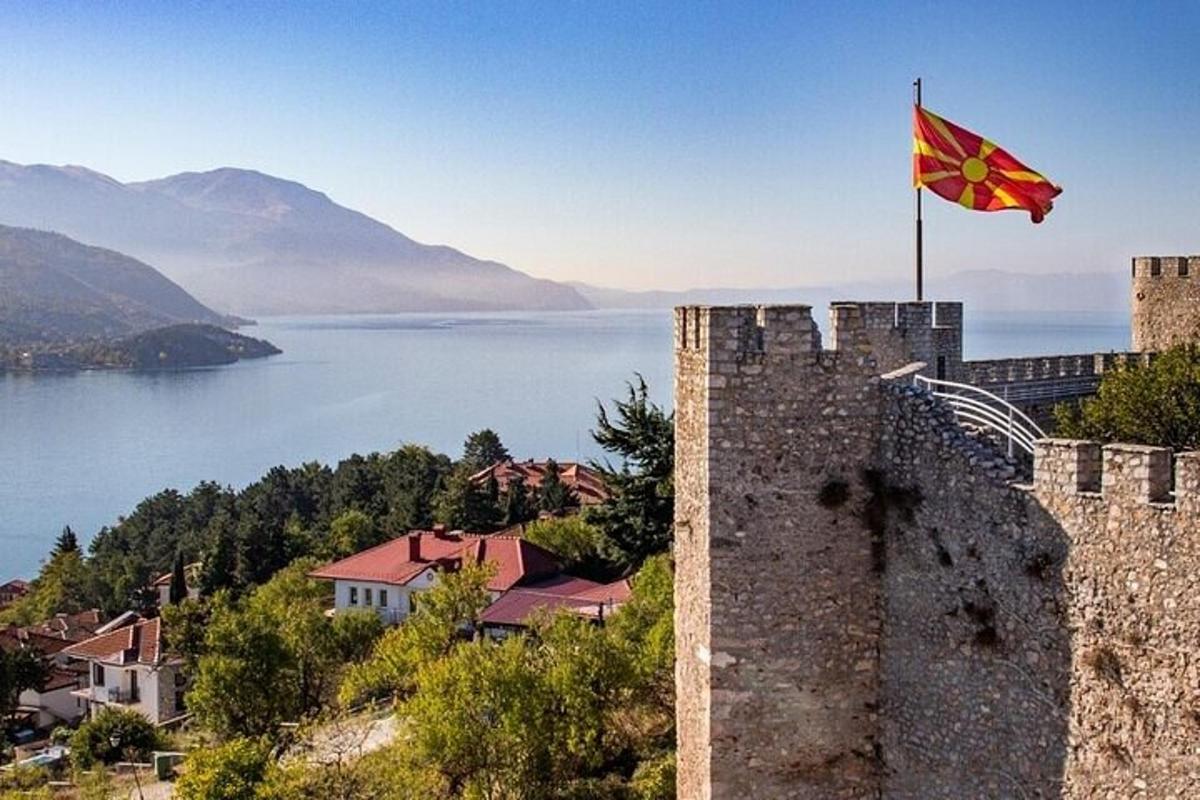 una bandiera in cima a un castello con un lago