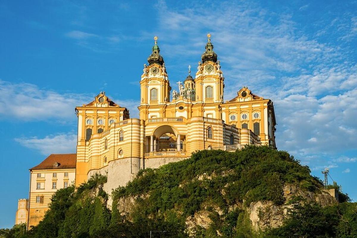 veľká budova na vrchole hory