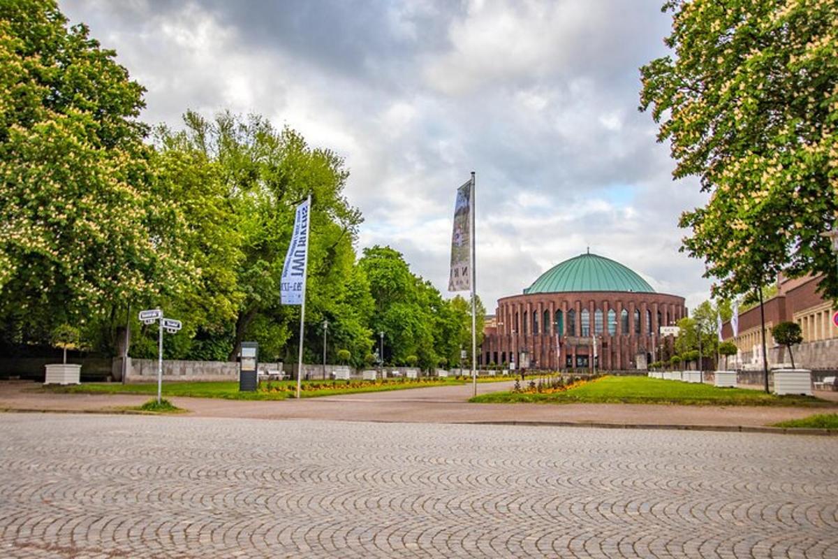 en stor bygning med en grøn kuppel og en bygning