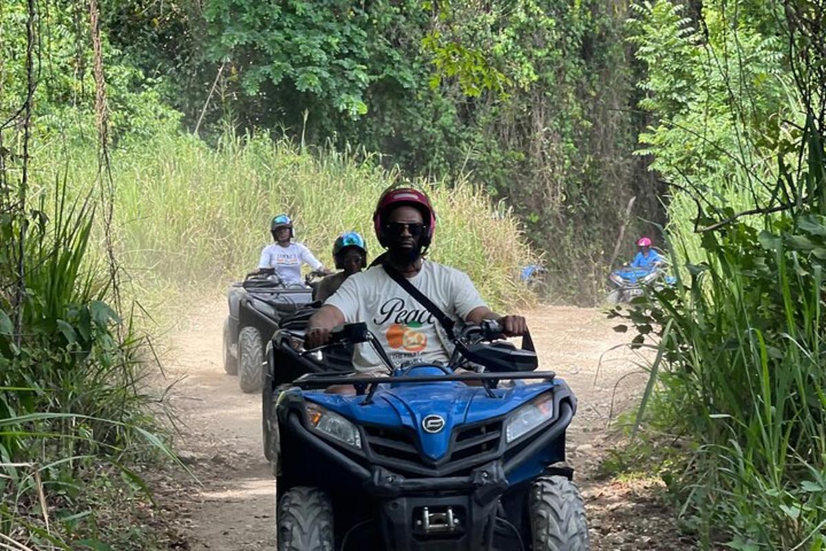Μια ομάδα ανθρώπων που οδηγούν ATV σε έναν χωματόδρομο