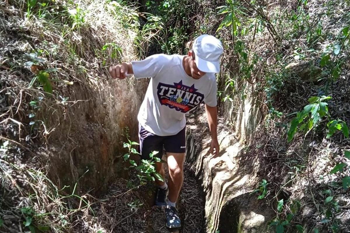 un hombre caminando por un sendero en la jungla