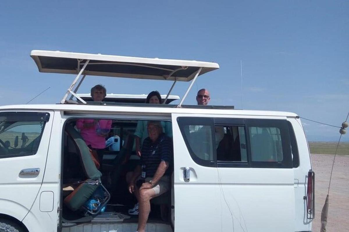 Un grupo de personas sentadas en la parte trasera de una camioneta