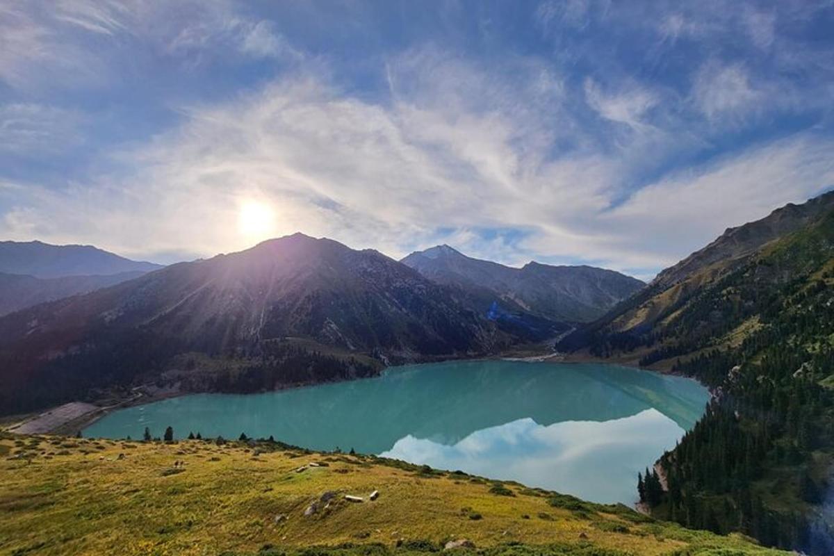 pohled na jezero uprostřed hory