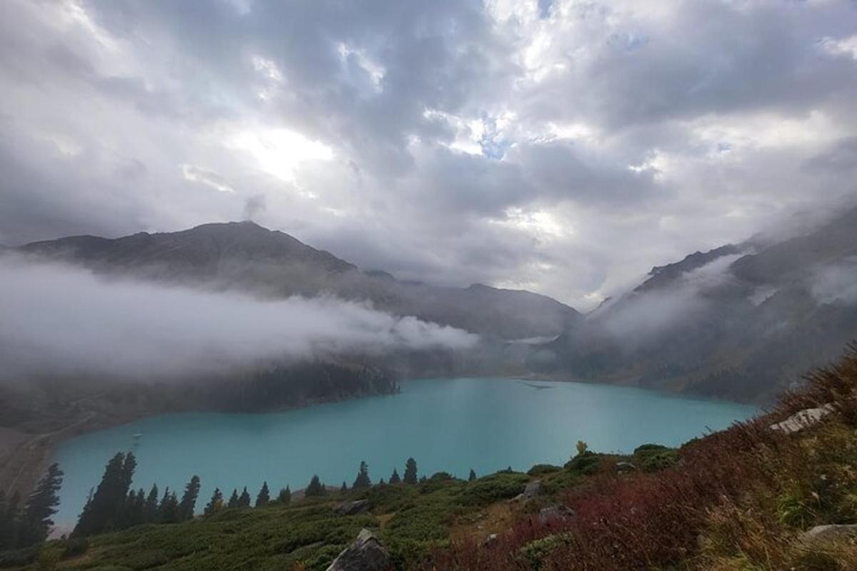 modré jezero uprostřed hory