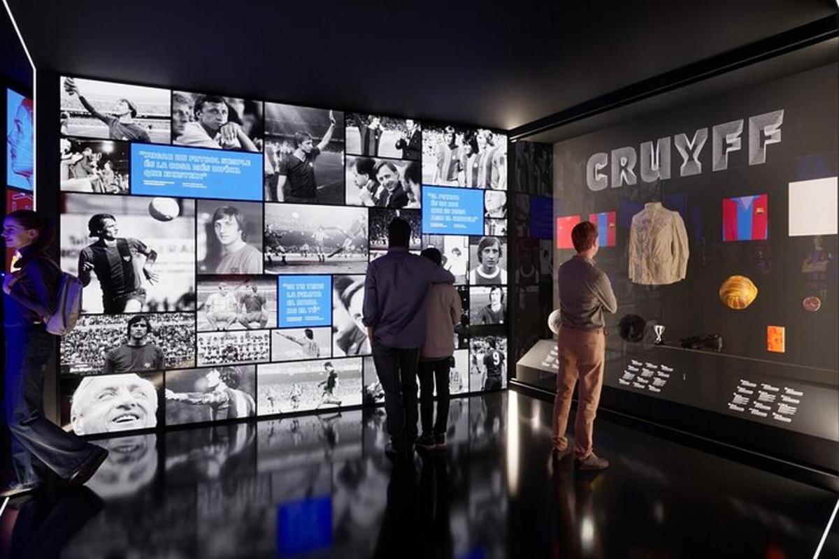 dua orang sedang melihat pajangan di museum