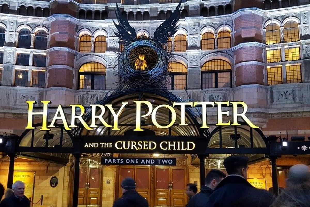 un rètol de Harry Potter i el nen maleït en un edifici