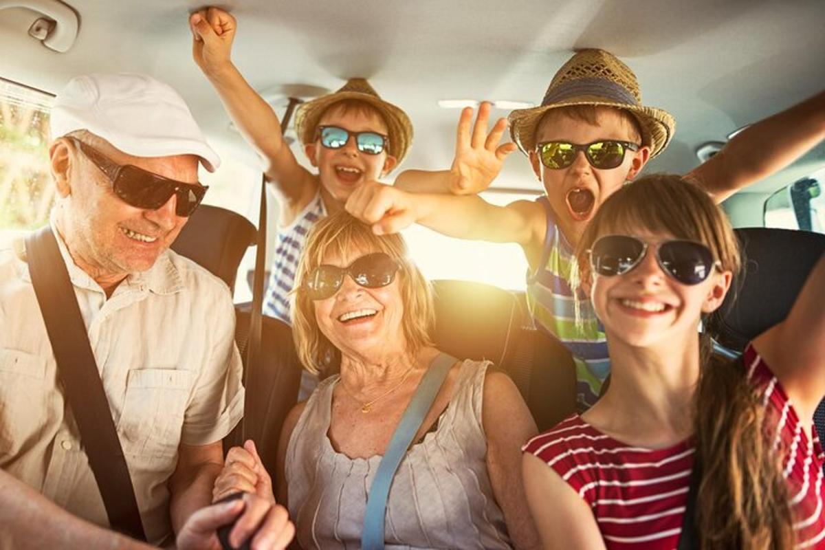 eine Gruppe von Menschen, die in einem Auto fahren