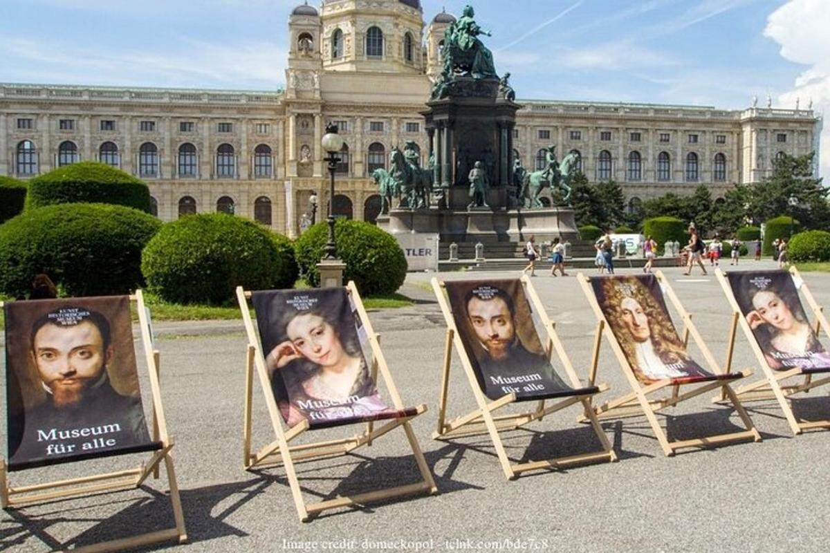 řada obrazových rámů před budovou