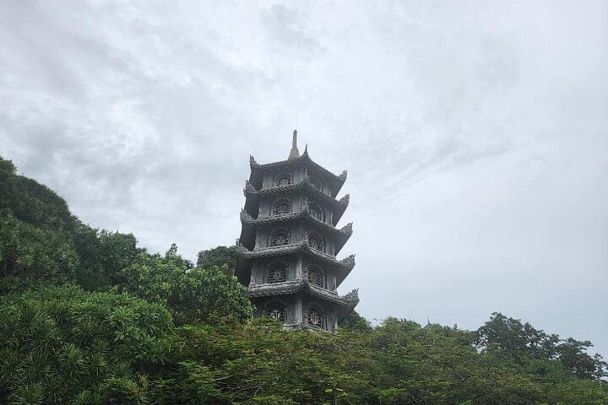 pagoda uprostřed několika stromů