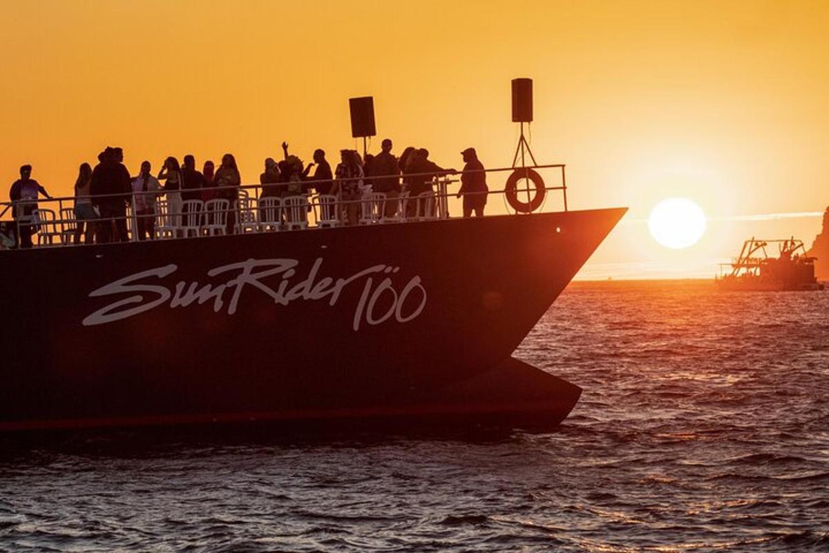 un grup de oameni pe o barcă în ocean