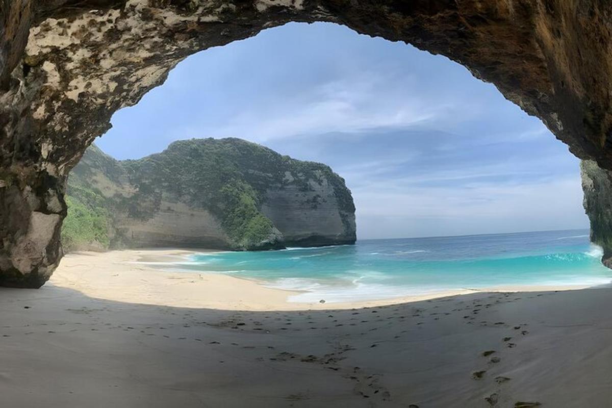 một góc nhìn ra bãi biển từ bên trong hang động