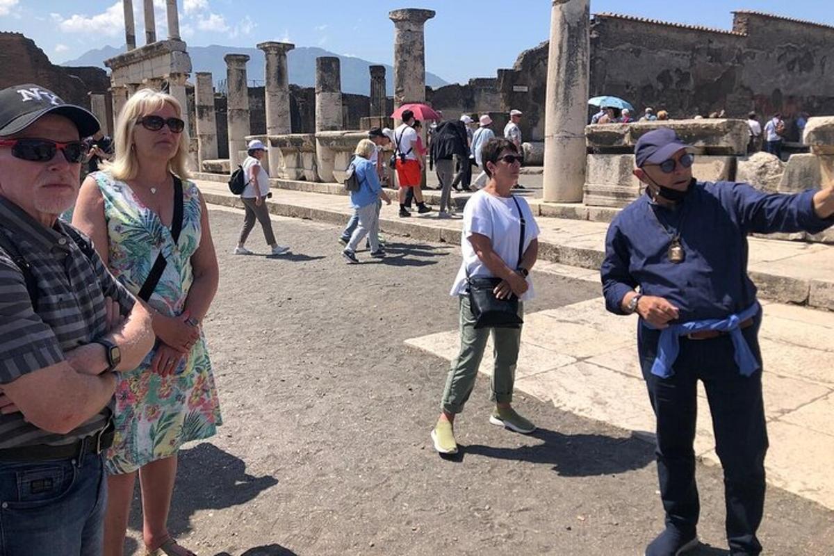 μια ομάδα ανθρώπων που στέκονται στα ερείπια