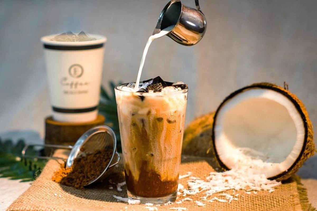 minuman sedang dituangkan ke dalam gelas