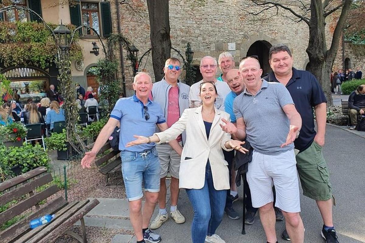 eine Gruppe von Menschen, die für ein Foto posieren