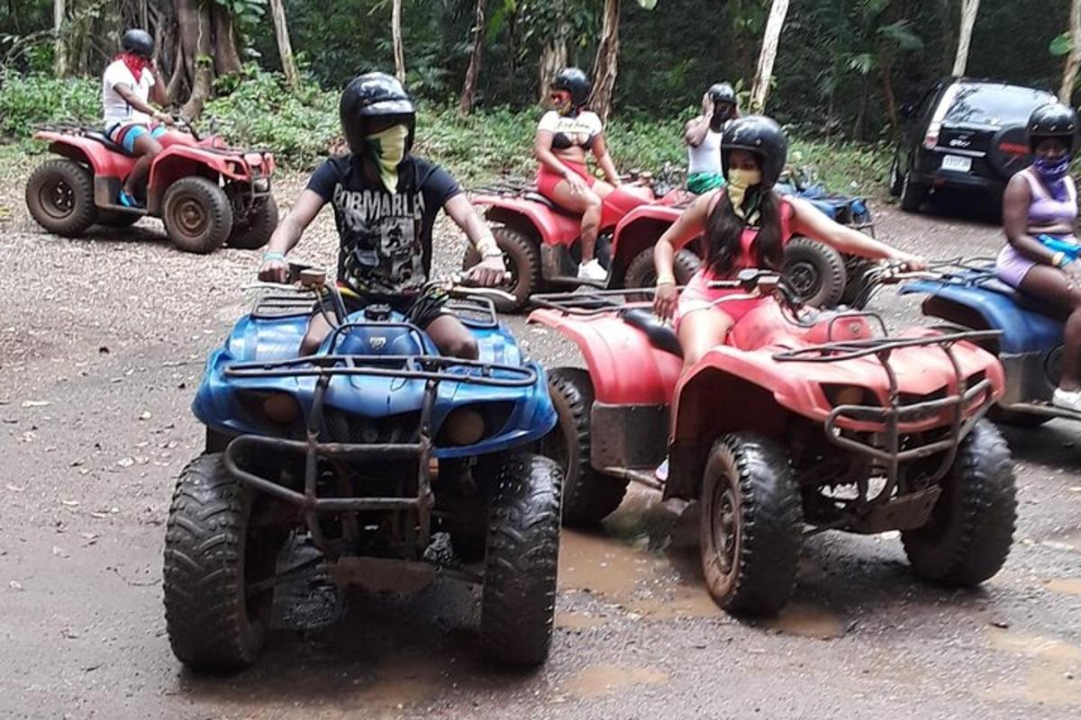 un gruppo di persone che guidano quad su una strada sterrata