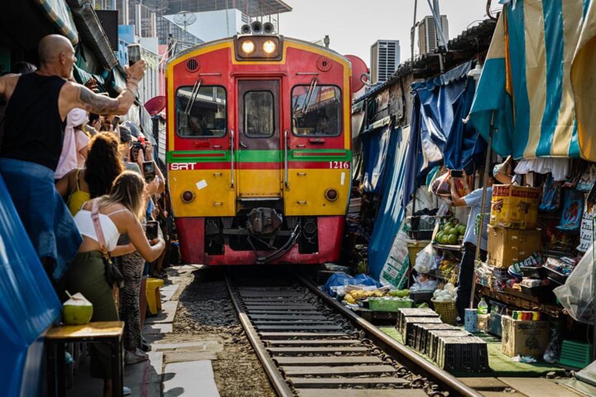 un treno sui binari in un mercato con gente