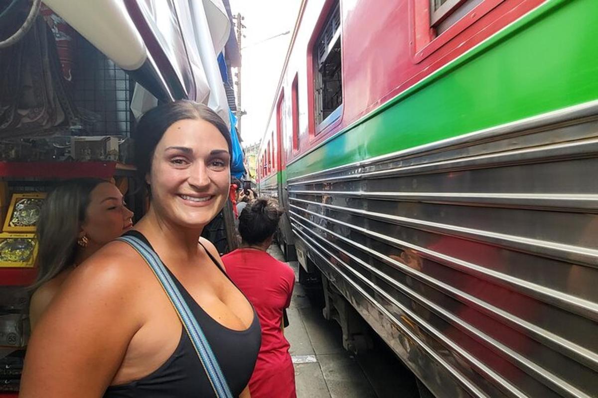 isang babae ang nakatayo sa tabi ng tren