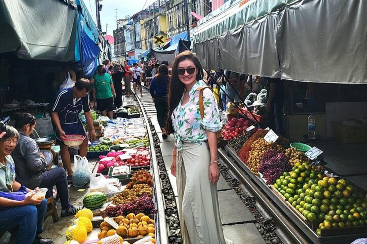 una donna in piedi in un mercato con frutta e verdura
