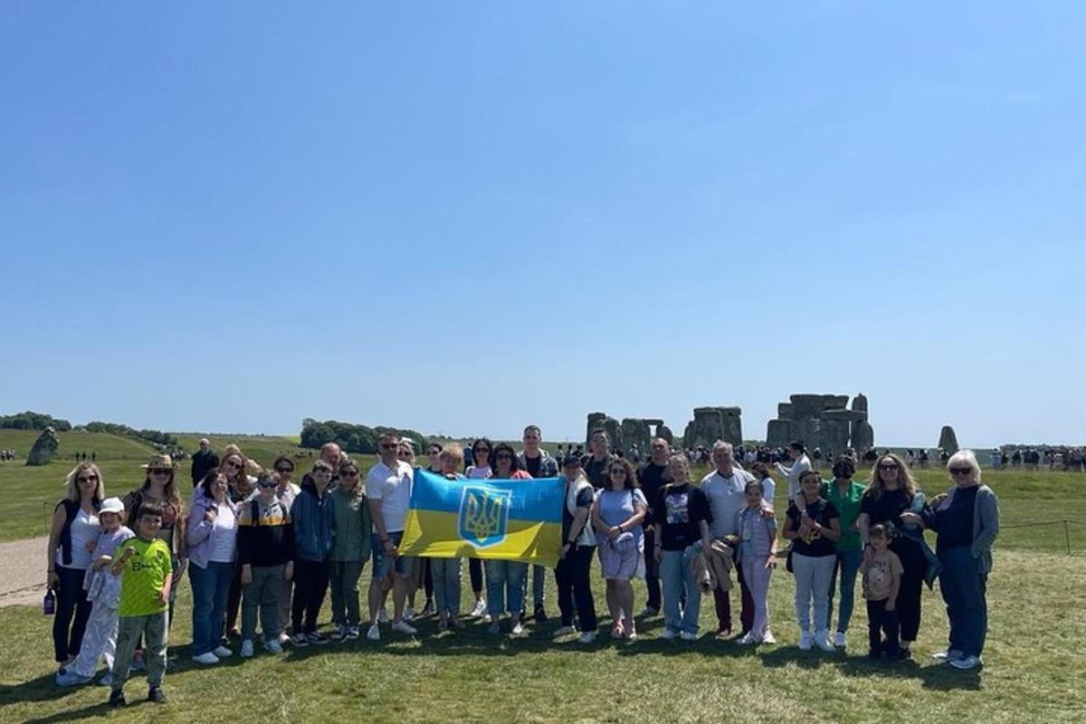 en gruppe mennesker, der holder et flag på en mark