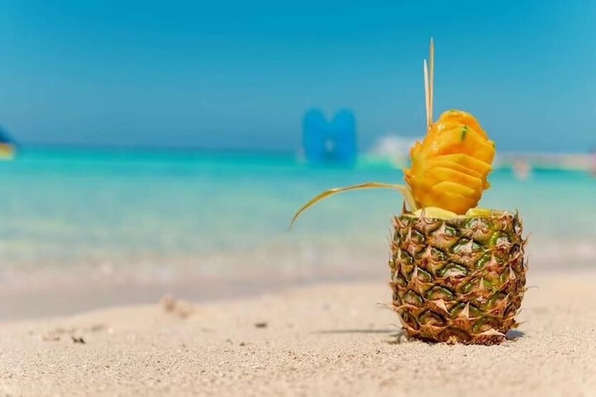 ananas sjedi na pijesku na plaži