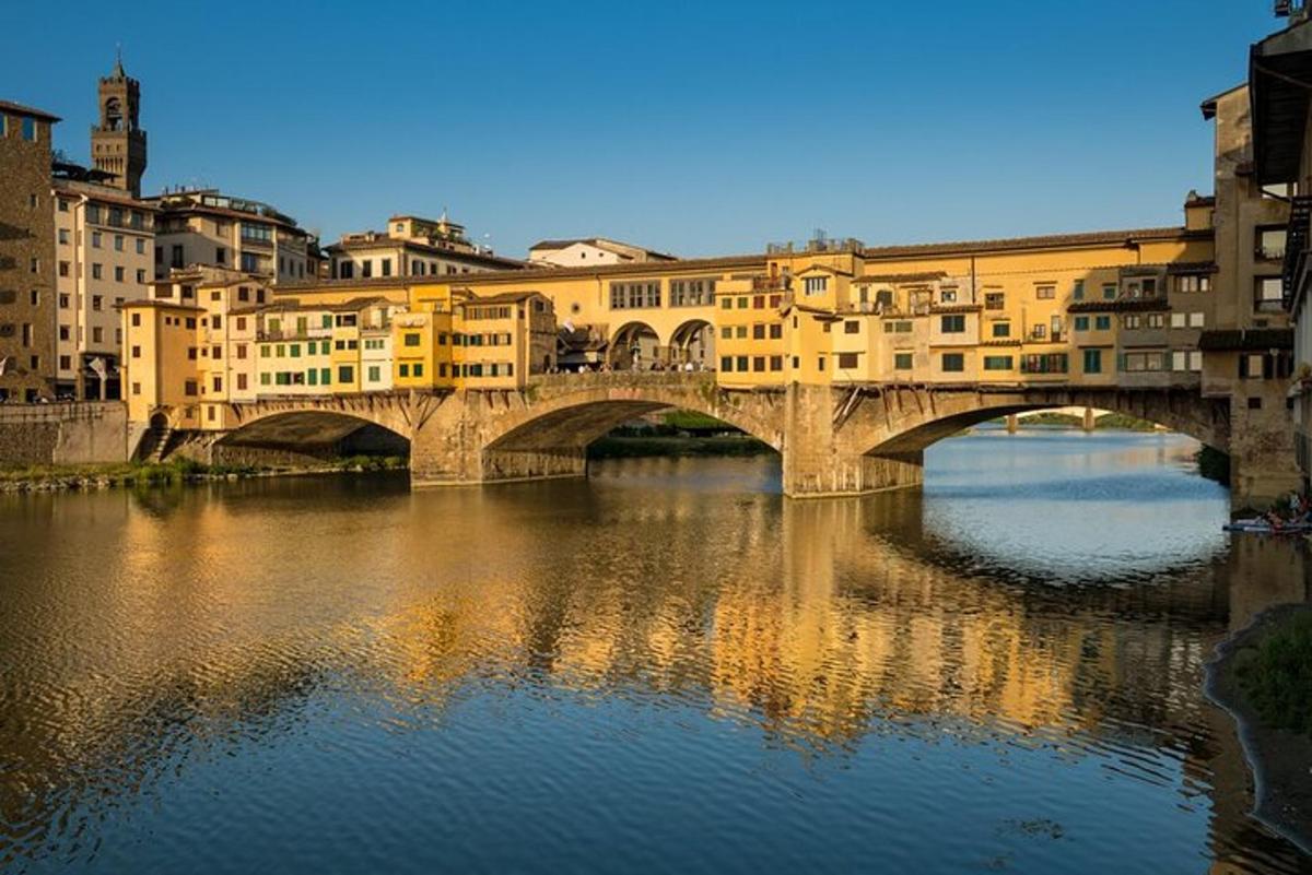 un ponte sopra un fiume in una città con edifici
