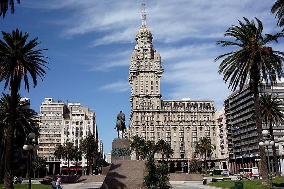 um edifício alto com uma torre de relógio em uma cidade