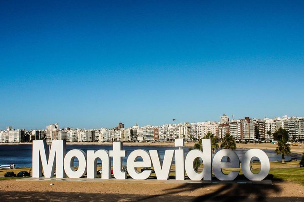 uma grande placa na frente de uma cidade