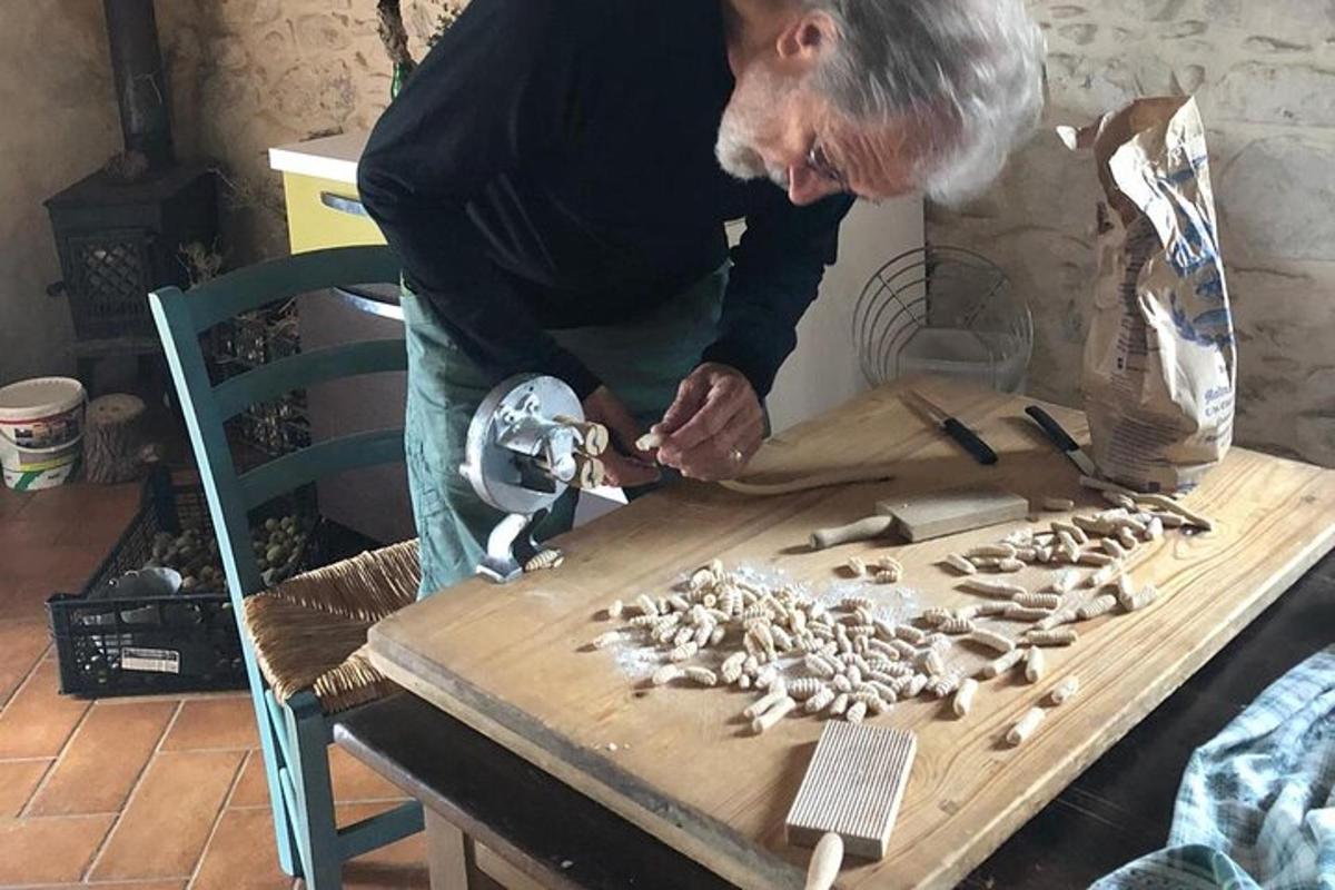 um homem mais velho cortando cogumelos em uma tábua de corte