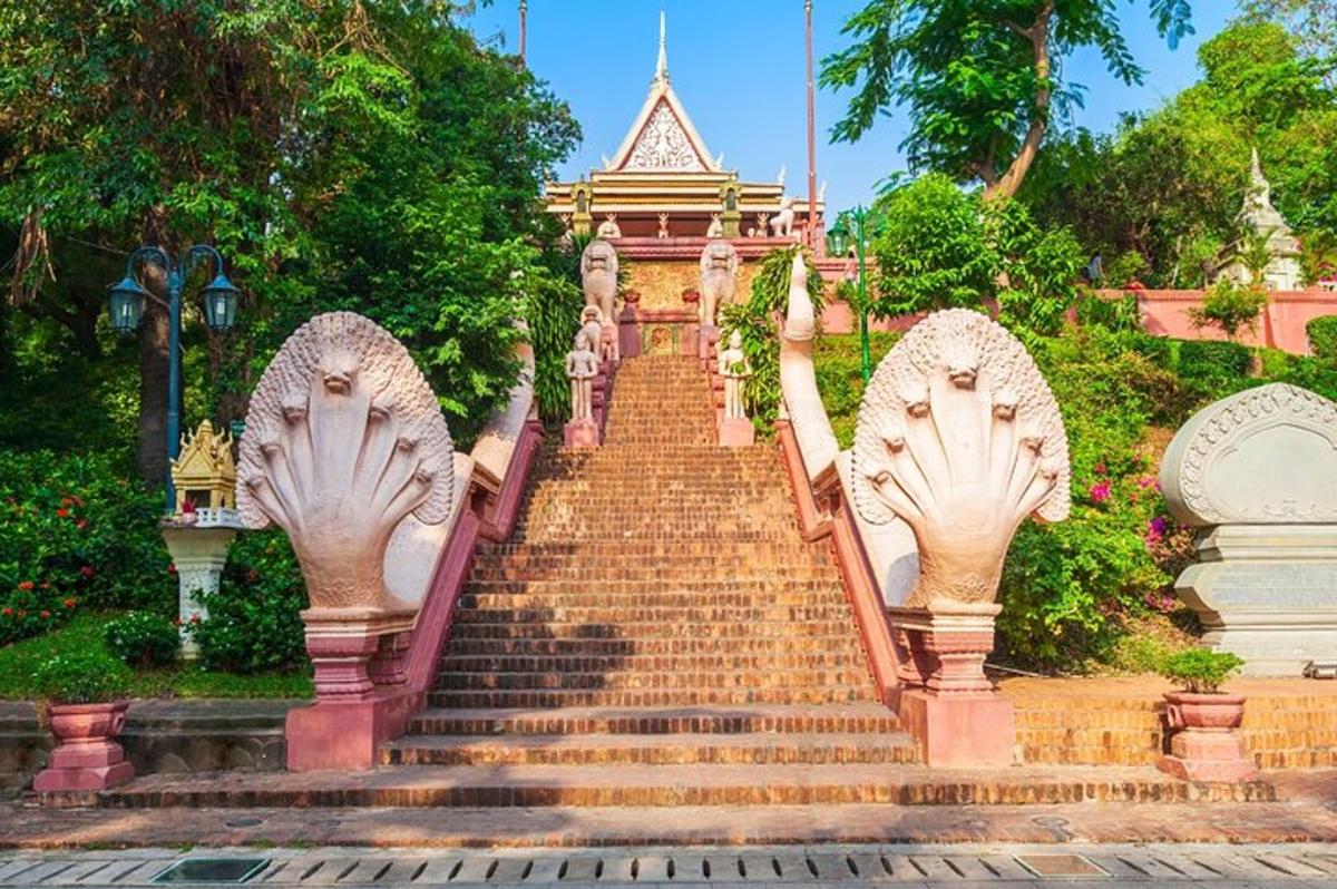 một bộ cầu thang ở phía trước một tòa nhà