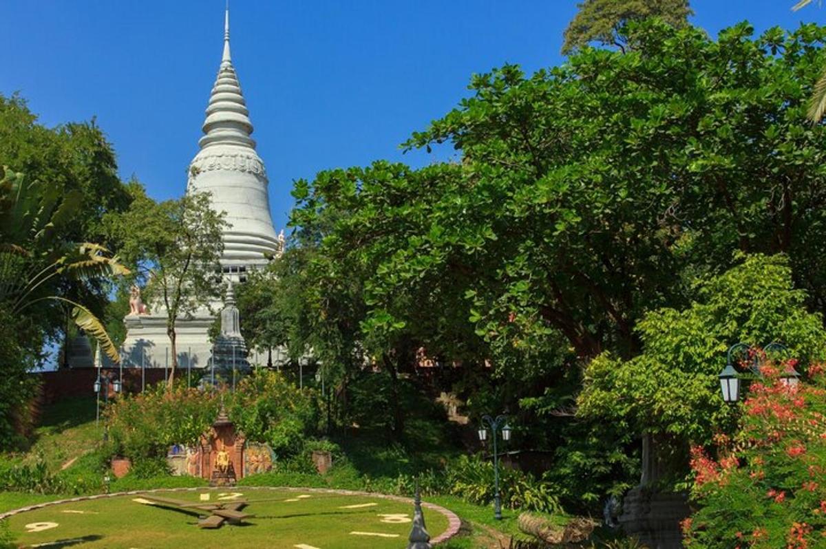 một ngôi chùa ở đằng xa có một khu vườn ở phía trước