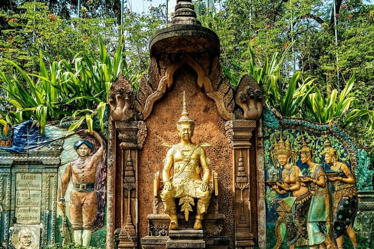 một ngôi đền có tượng ở bên cạnh