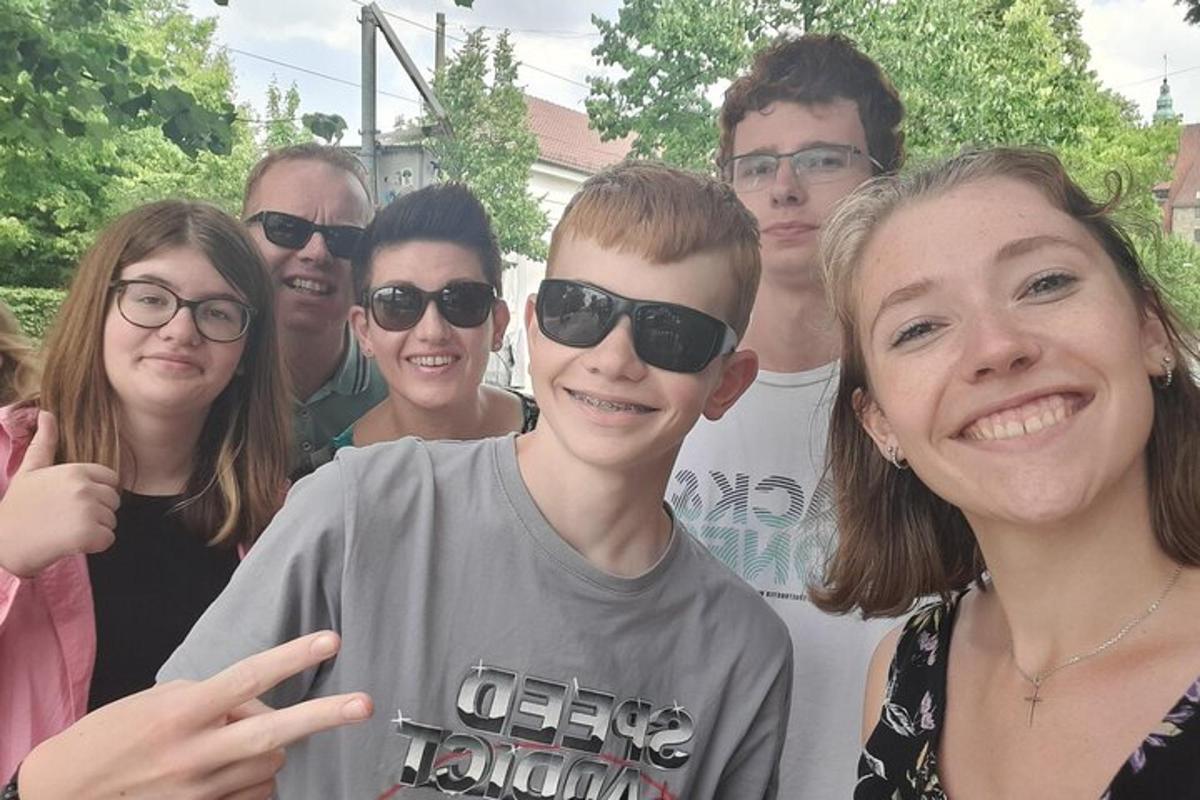 skupina lidí pózujících pro fotografii