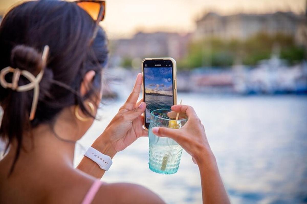 una donna che scatta una foto con il suo cellulare