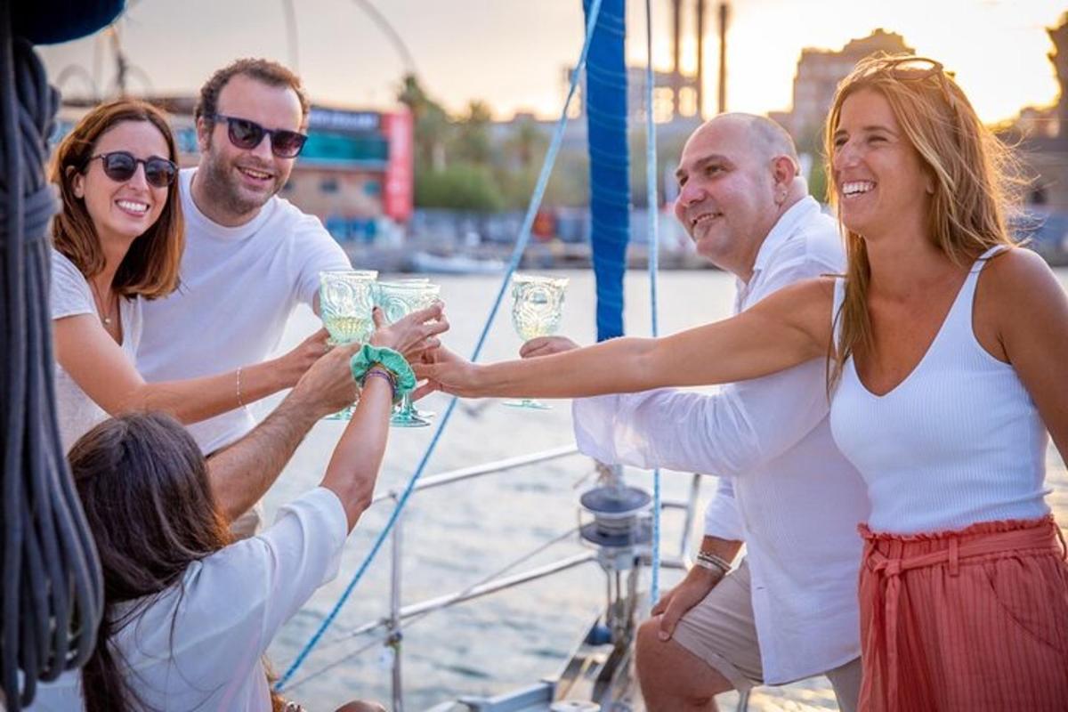 un gruppo di persone che si stringono la mano su una barca