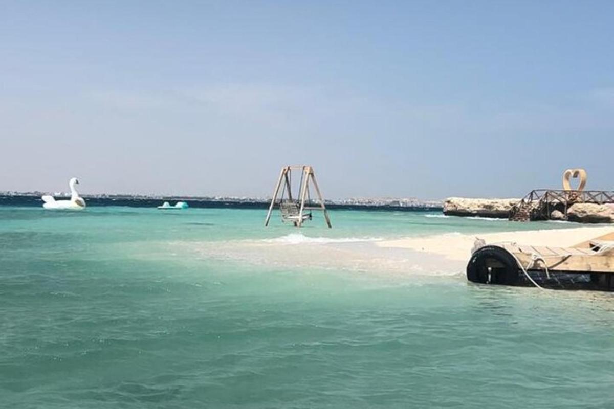 una barca in acqua vicino a una spiaggia