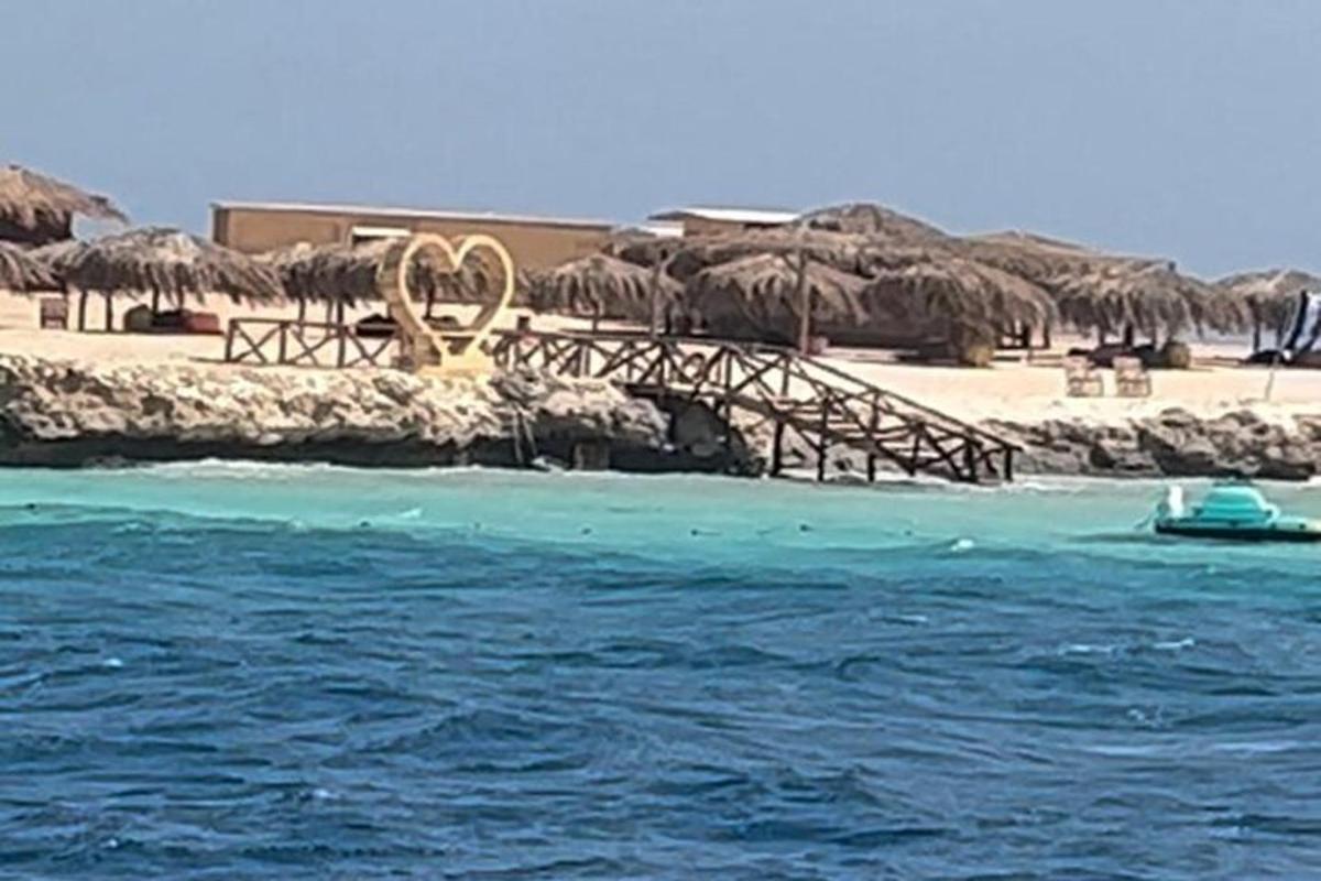 egy vízfelület napernyőkkel ellátott stranddal