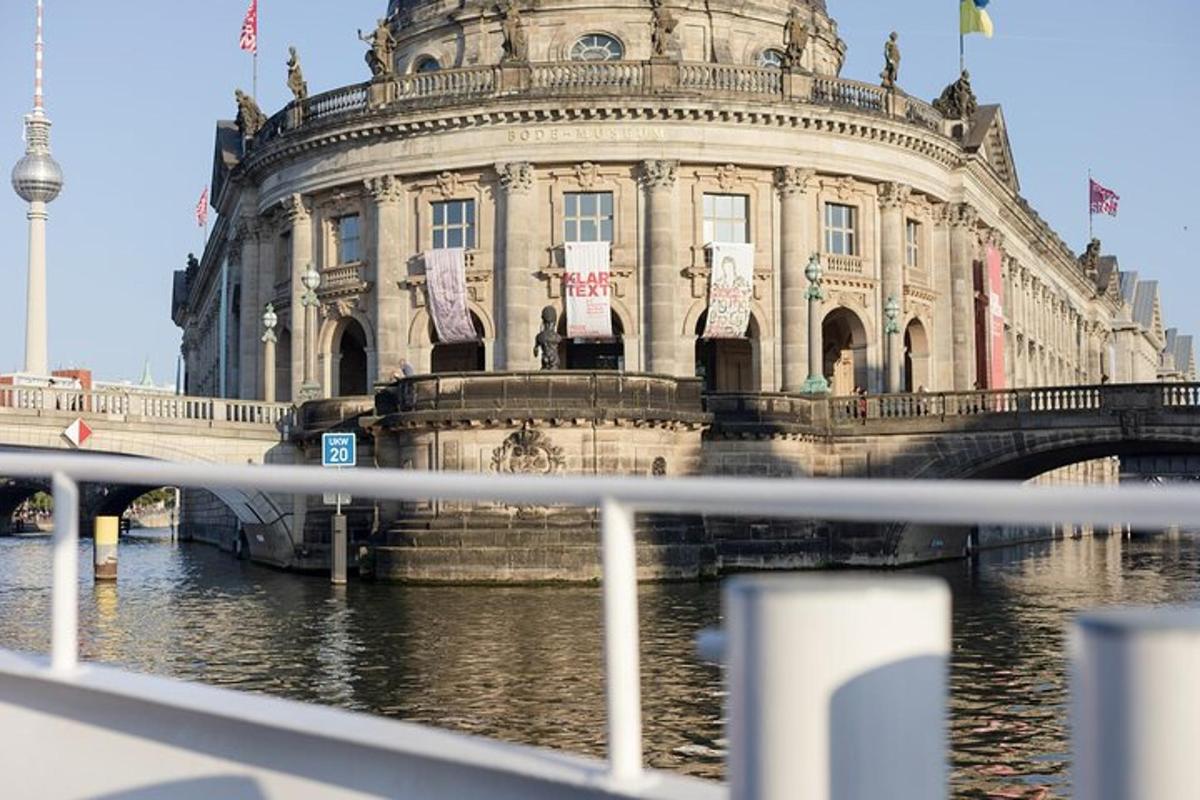 ein großes Gebäude mit einer Brücke im Wasser