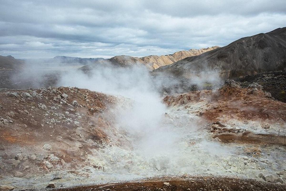 una geosfera de vapor en medio de una montaña