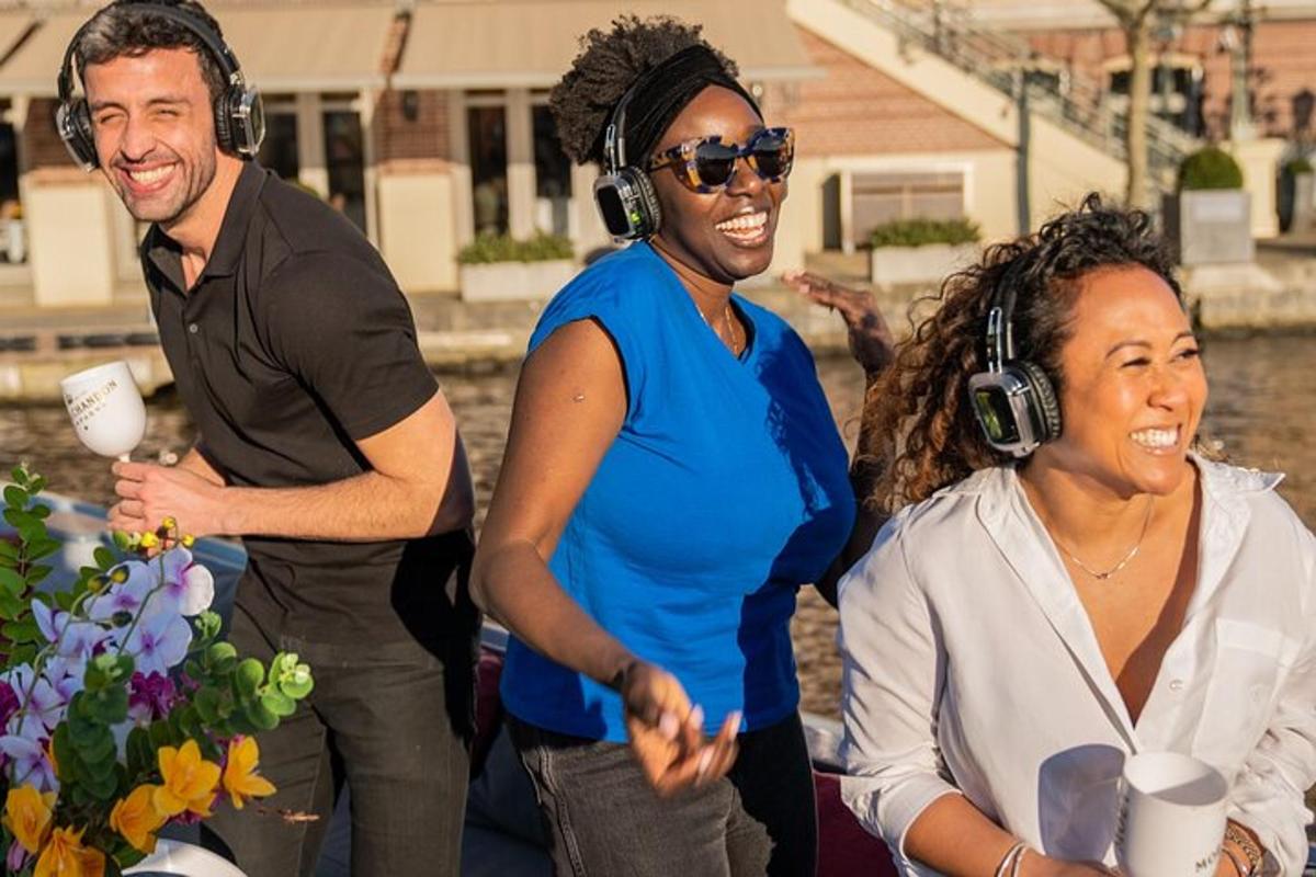 Un grupo de tres personas con auriculares de pie juntas