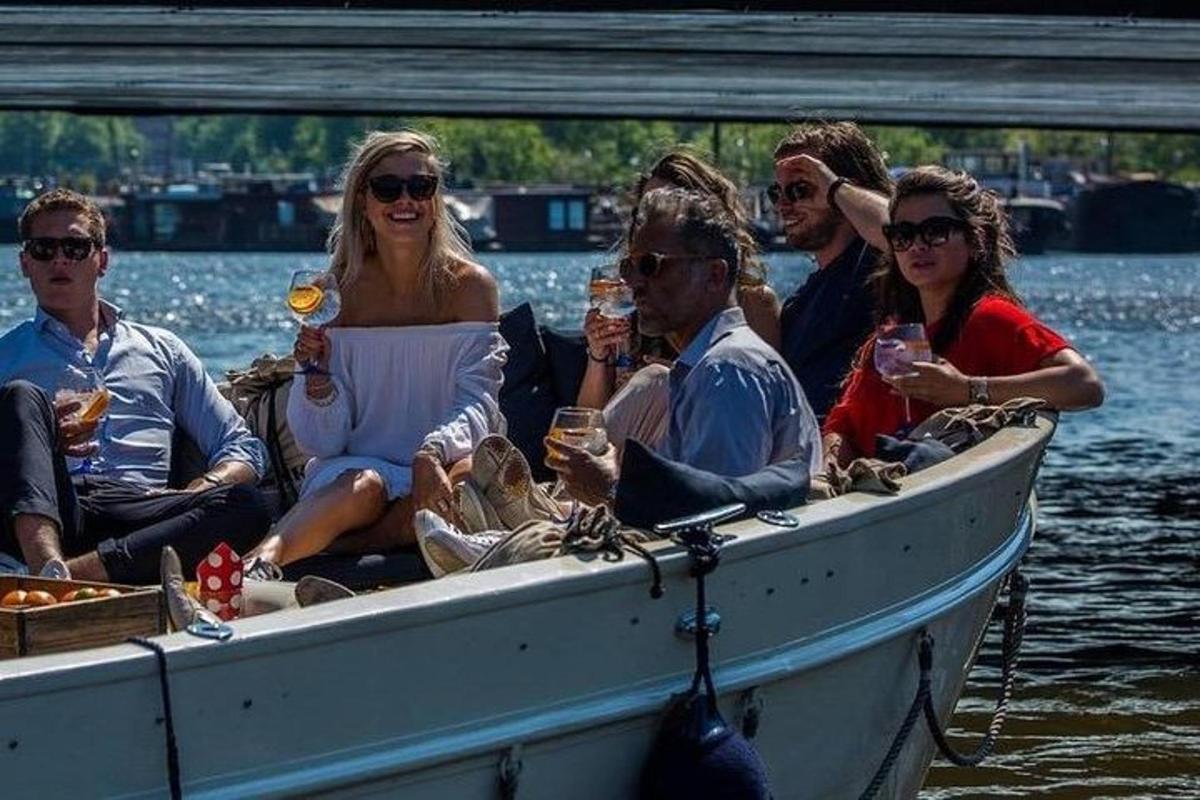 un grupo de personas sentadas en un bote en el agua