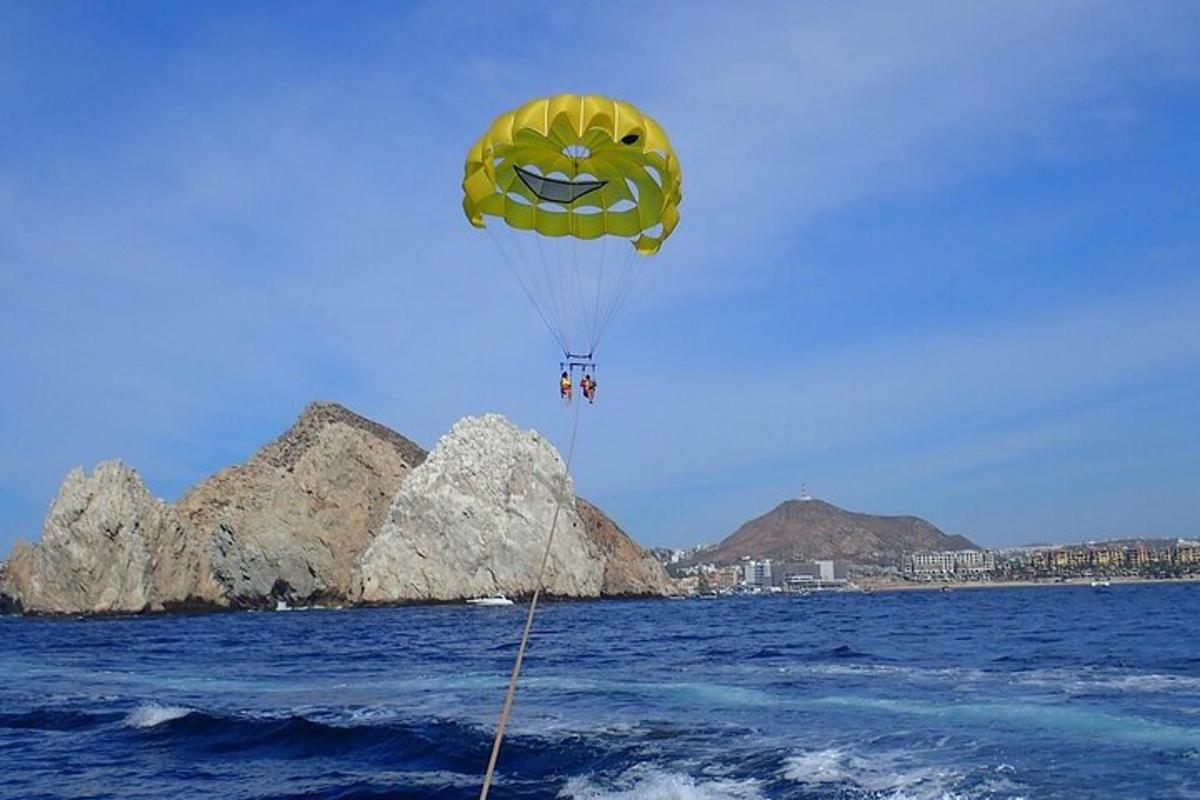 un estel groc volant sobre l'aigua a l'oceà