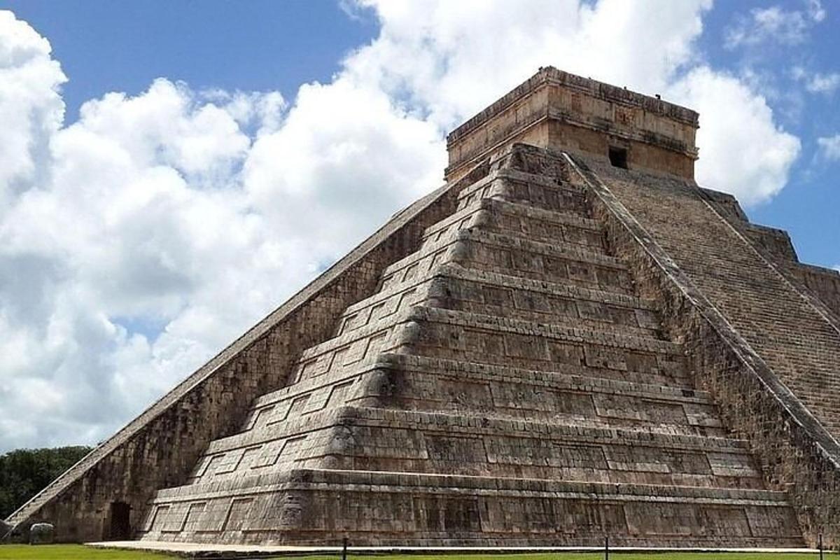een piramide met een lucht op de achtergrond
