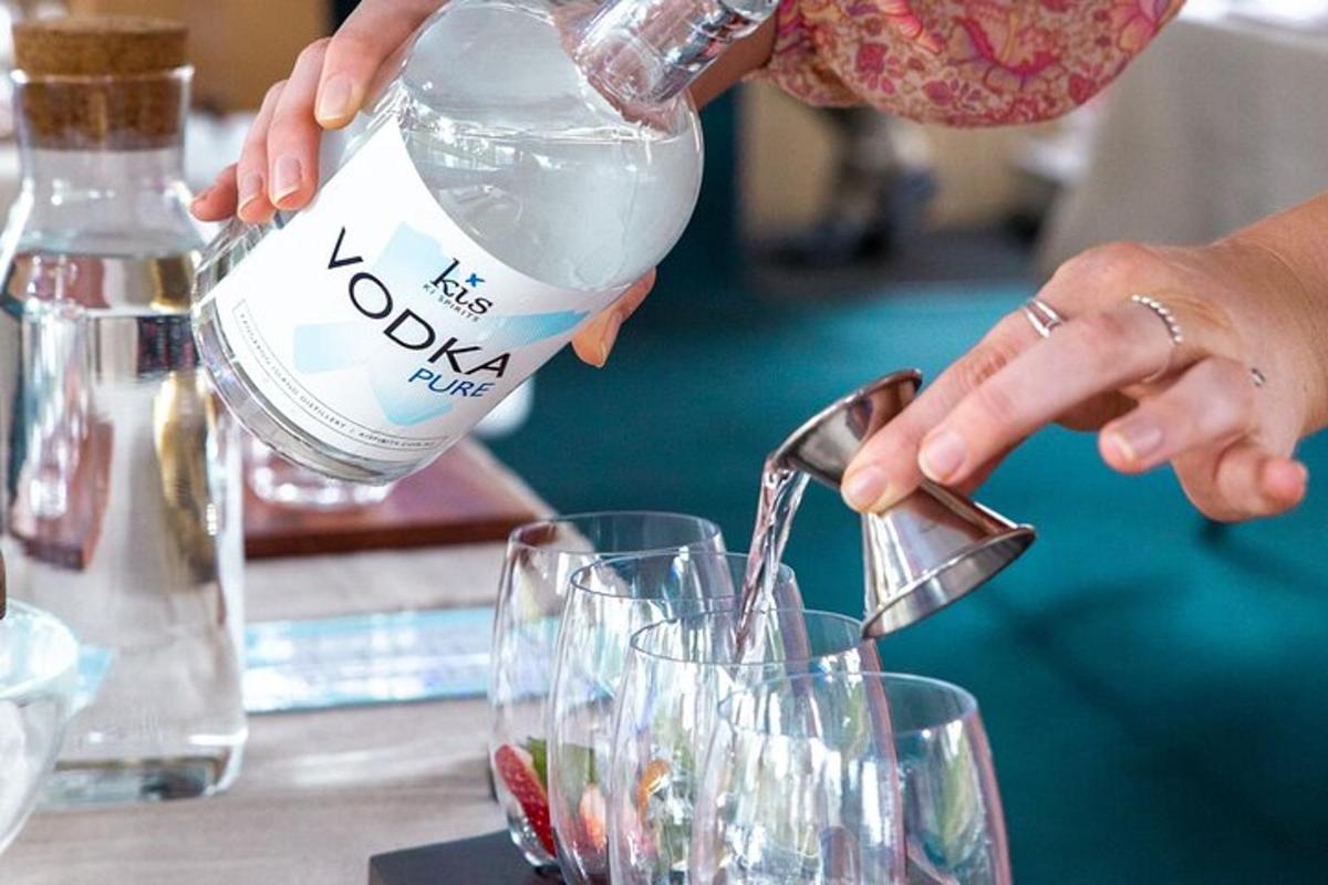 seseorang menuang sebotol air ke dalam gelas