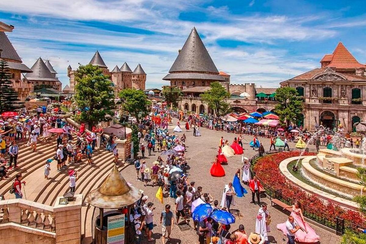 một đám đông đang đi bộ quanh công viên Disney