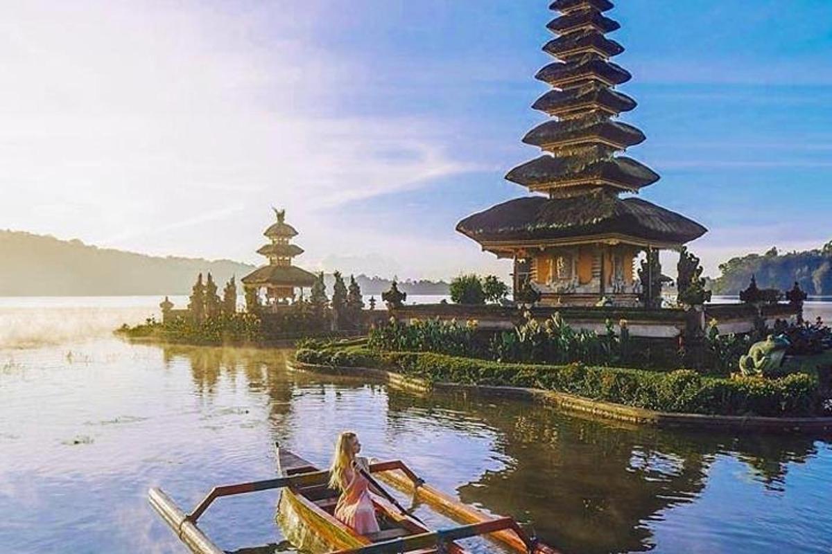 một nhóm người trên thuyền trước một ngôi chùa