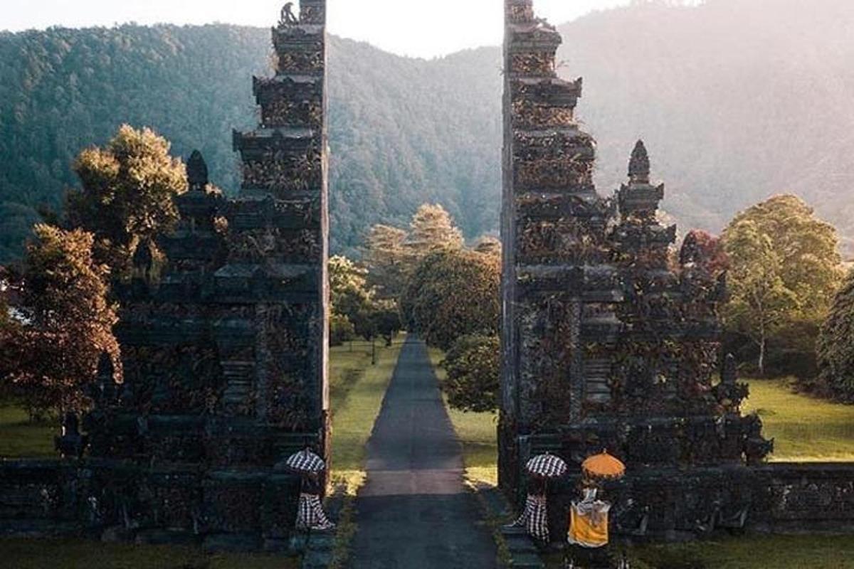 sekelompok bangunan tinggi dengan pegunungan di latar belakang