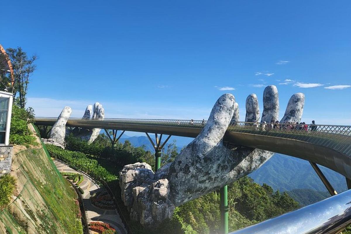 uma estátua de uma mão segurando uma ponte