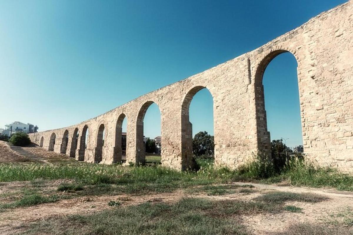 un lungo muro di mattoni con tre archi