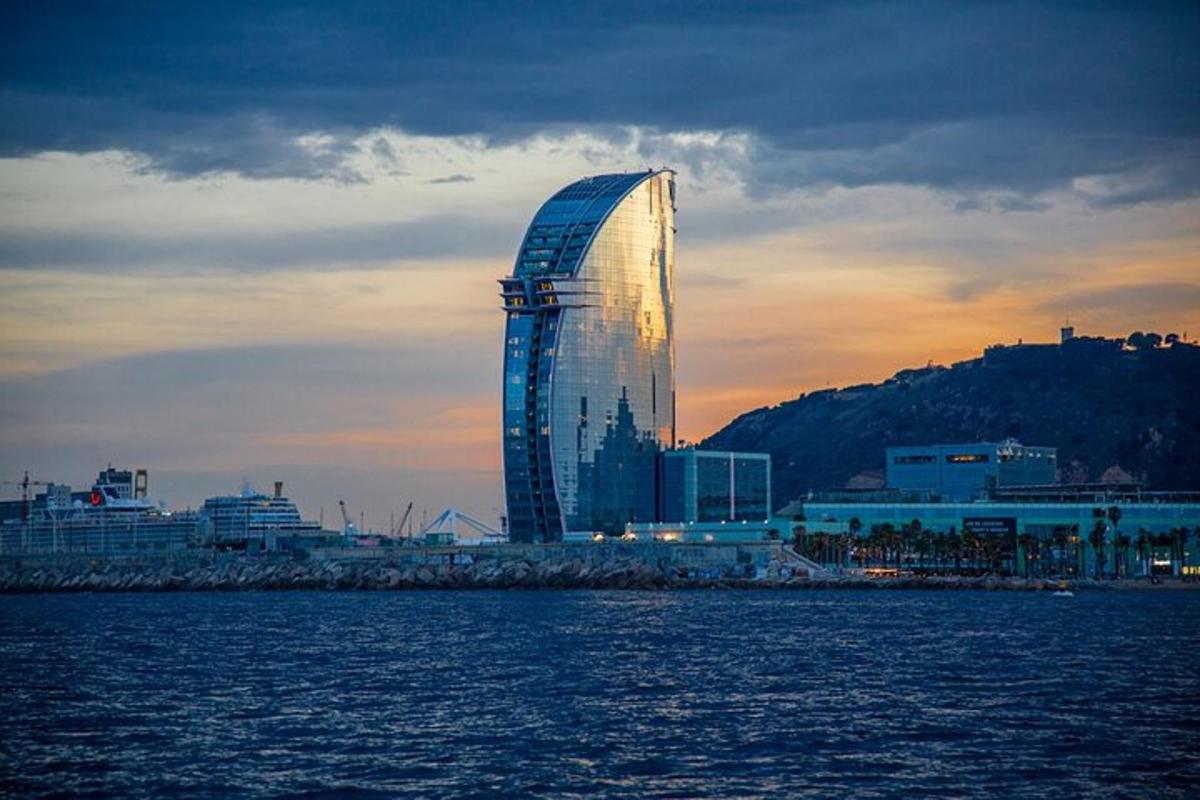 un edificio alto accanto a uno specchio d'acqua