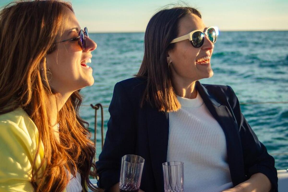 due donne in piedi su una barca in acqua